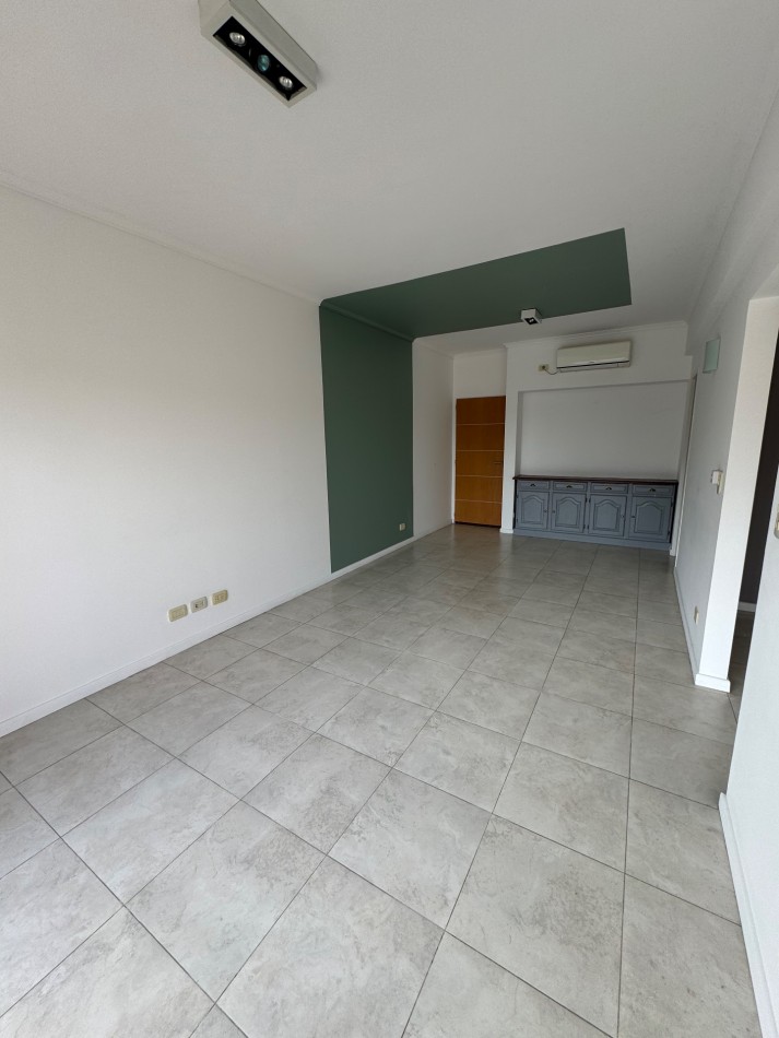 DEPARTAMENTO 2 AMBIENTES CON BALCON ,COCHERA Y BAULERA EN ALQUILER