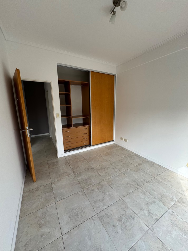 DEPARTAMENTO 2 AMBIENTES CON BALCON ,COCHERA Y BAULERA EN ALQUILER