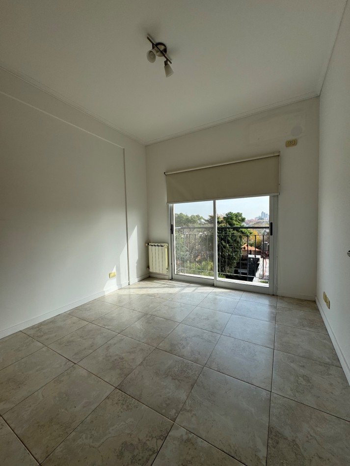 DEPARTAMENTO 2 AMBIENTES CON BALCON ,COCHERA Y BAULERA EN ALQUILER