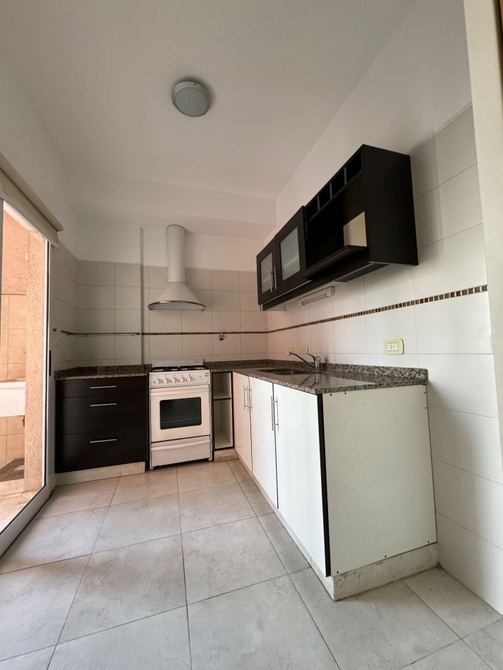 DEPARTAMENTO 2 AMBIENTES CON BALCON ,COCHERA Y BAULERA EN ALQUILER
