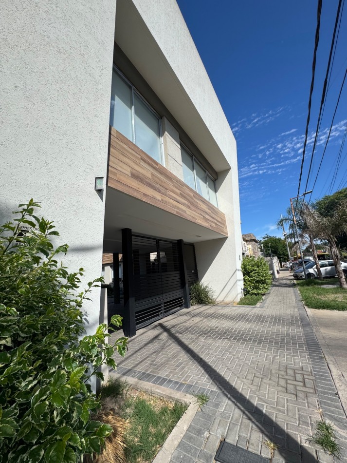 DUPLEX CON PATIO PROPIO Y PARRILLA EN COMPLEJO DE CATEGORIA 