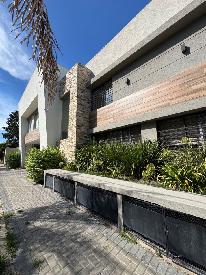 DUPLEX CON PATIO PROPIO Y PARRILLA EN COMPLEJO DE CATEGORIA 