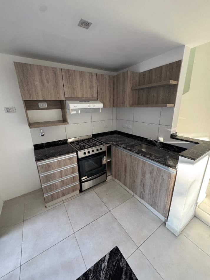 DUPLEX CON PATIO PROPIO Y PARRILLA EN COMPLEJO DE CATEGORIA 