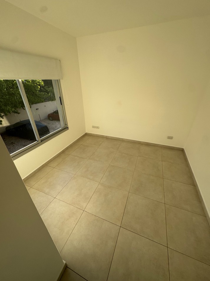 DUPLEX CON PATIO PROPIO Y PARRILLA EN COMPLEJO DE CATEGORIA 