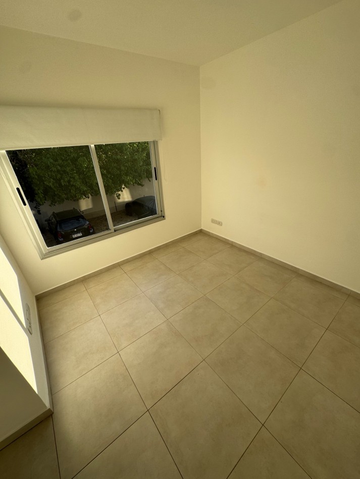 DUPLEX CON PATIO PROPIO Y PARRILLA EN COMPLEJO DE CATEGORIA 