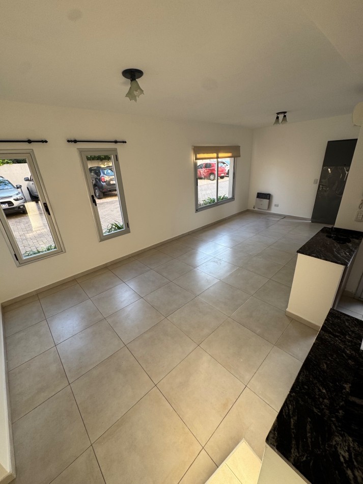 DUPLEX CON PATIO PROPIO Y PARRILLA EN COMPLEJO DE CATEGORIA 