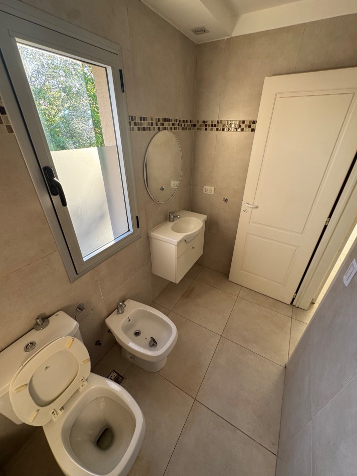 DUPLEX CON PATIO PROPIO Y PARRILLA EN COMPLEJO DE CATEGORIA 