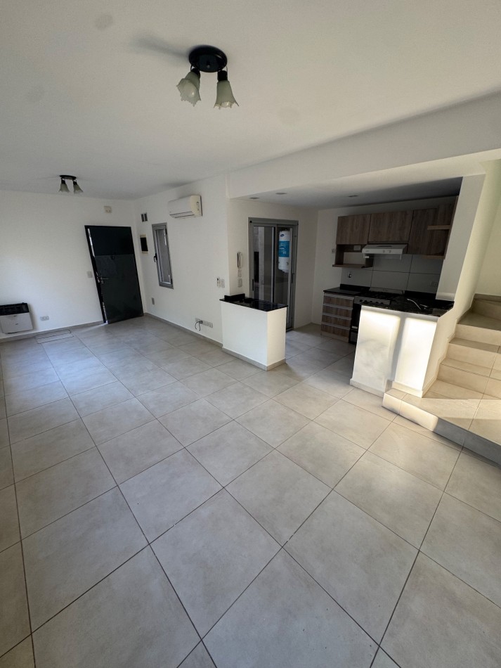 DUPLEX CON PATIO PROPIO Y PARRILLA EN COMPLEJO DE CATEGORIA 