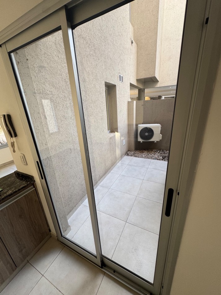 DUPLEX CON PATIO PROPIO Y PARRILLA EN COMPLEJO DE CATEGORIA 