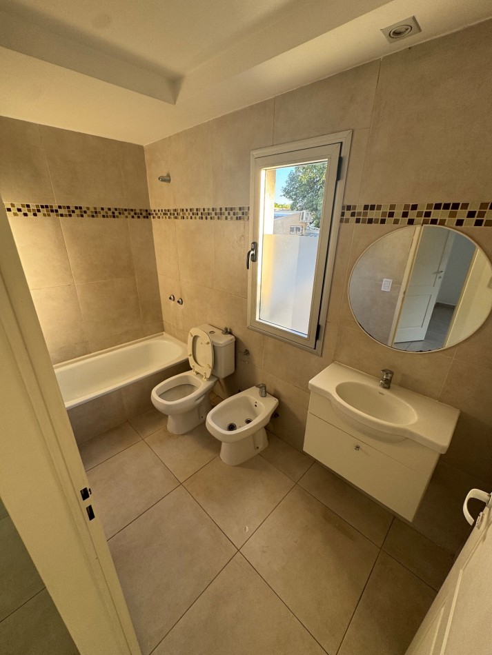 DUPLEX CON PATIO PROPIO Y PARRILLA EN COMPLEJO DE CATEGORIA 