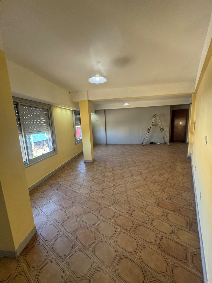 OFICNA PARA USO PROFESIONAL EN EL CENTRO COMERCIAL DE JOSE C PAZ, FRENTE A ESTACION 