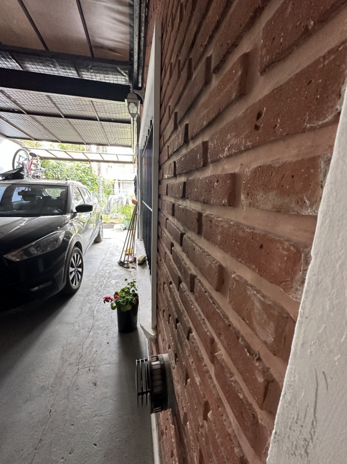 CASA EN DOS PLANTAS DE 5AMBIENTES  GARAGE GALERIA QUINCHO Y PILETA EN EXCELENTE UBICACION 