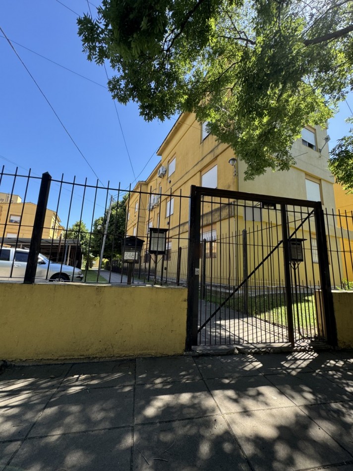 DEPARTAMENTO 4 AMBIENTES CON COCHERA EN PLANTA BAJA.