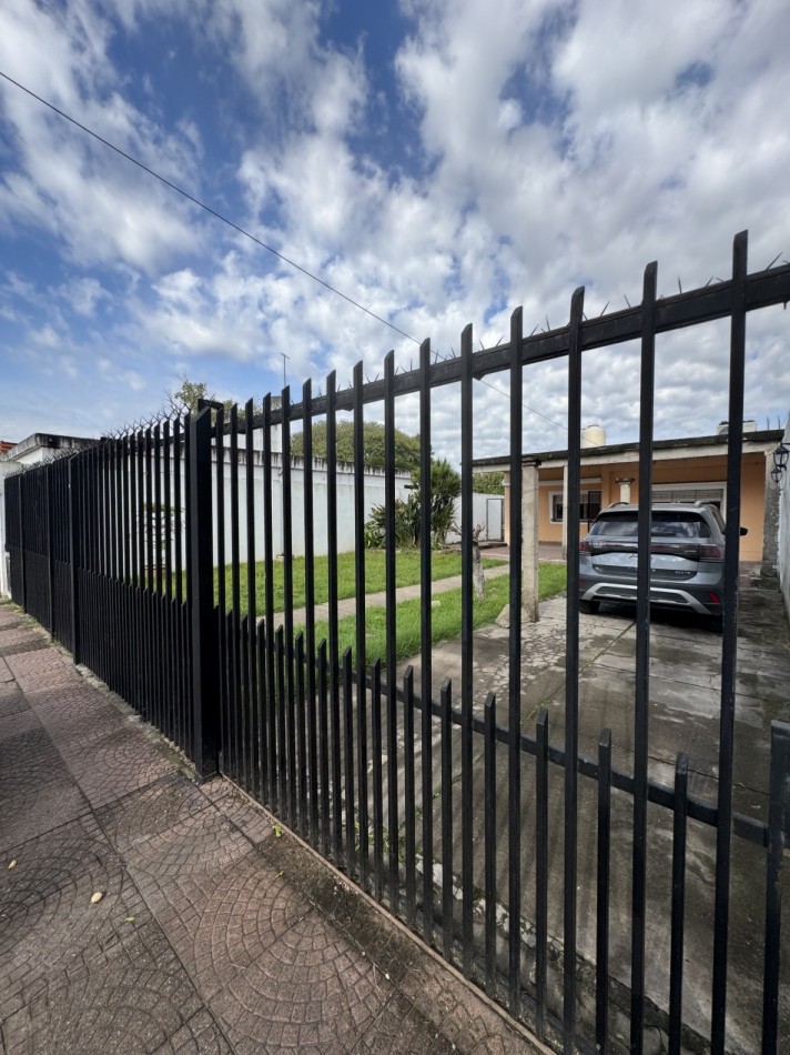 CASA CON JARDIN AL FRENTE CON ENTRADA DE AUTO Y QUINCHO