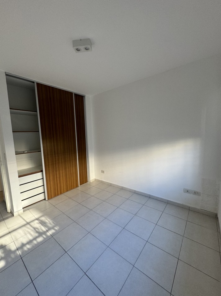 DEPARTAMENTO 2 AMBIENTES CON PATIO Y COCHERA 