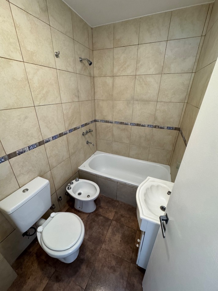 DEPARTAMENTO 2 AMBIENTES CON PATIO Y COCHERA EN VENTA