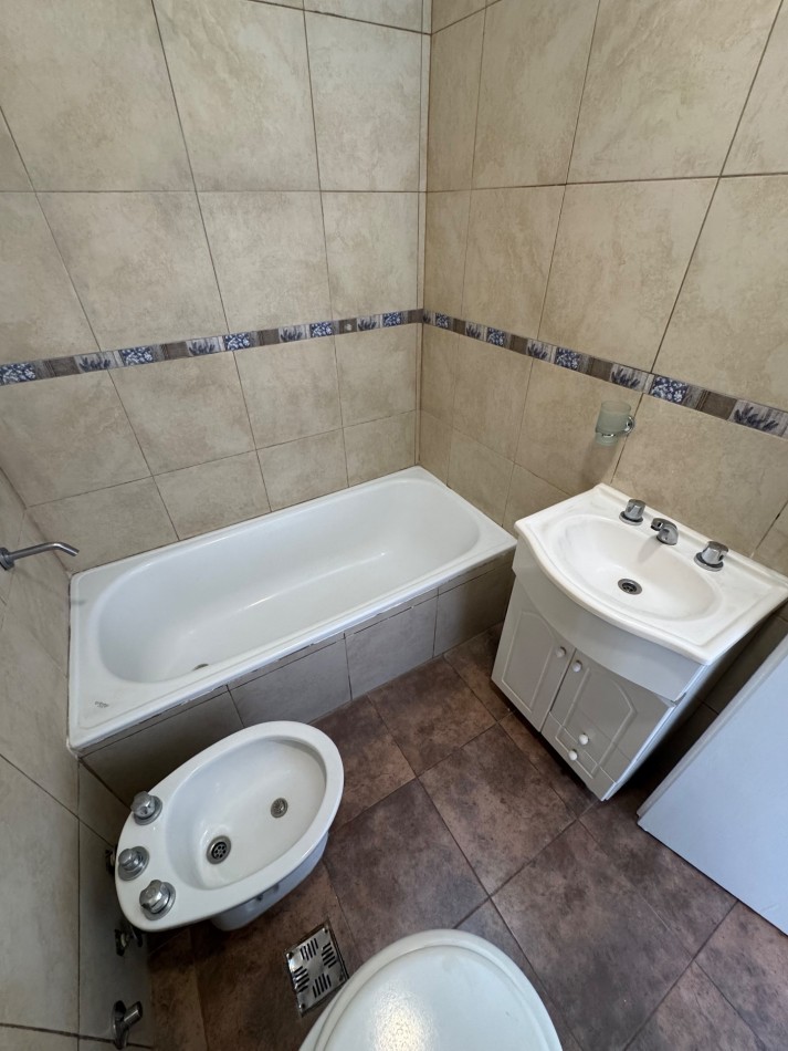 DEPARTAMENTO 2 AMBIENTES CON PATIO Y COCHERA EN VENTA