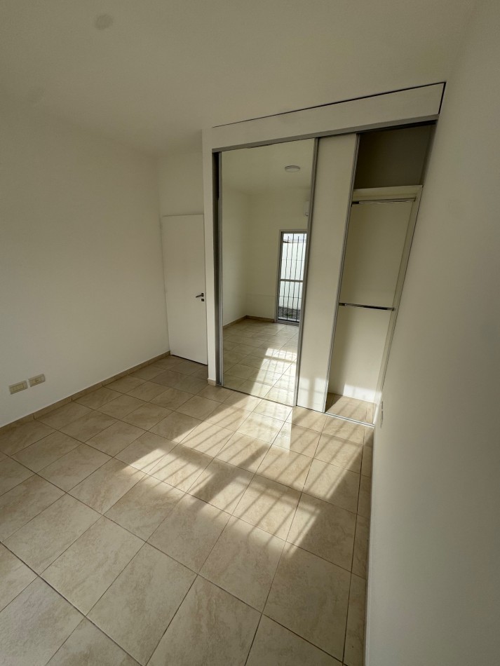 DEPARTAMENTO 2 AMBIENTES CON PATIO Y COCHERA EN VENTA