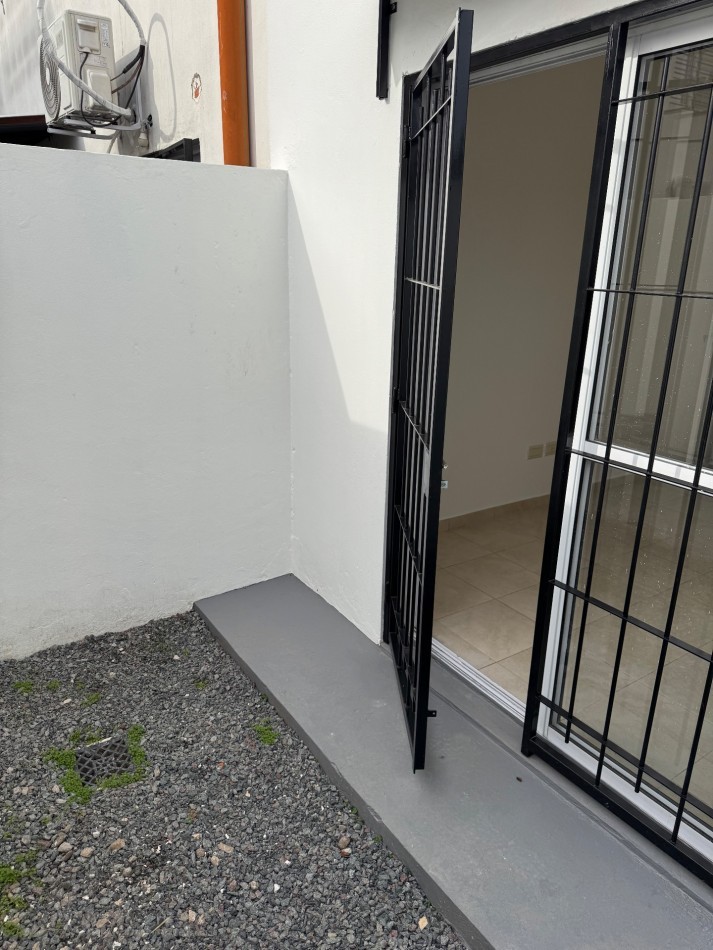 DEPARTAMENTO 2 AMBIENTES CON PATIO Y COCHERA EN VENTA