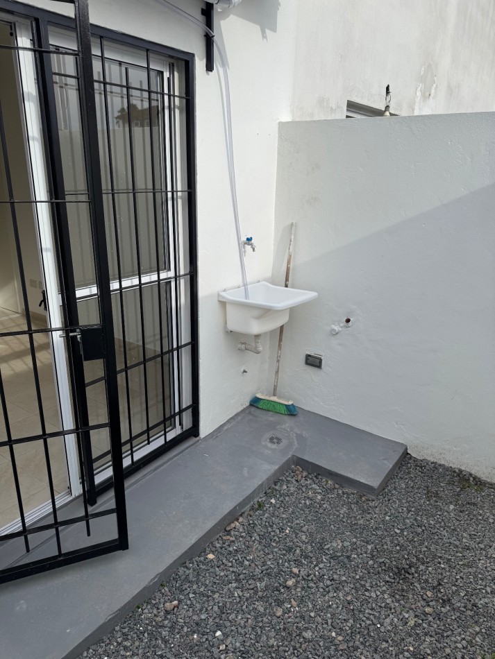 DEPARTAMENTO 2 AMBIENTES CON PATIO Y COCHERA EN VENTA