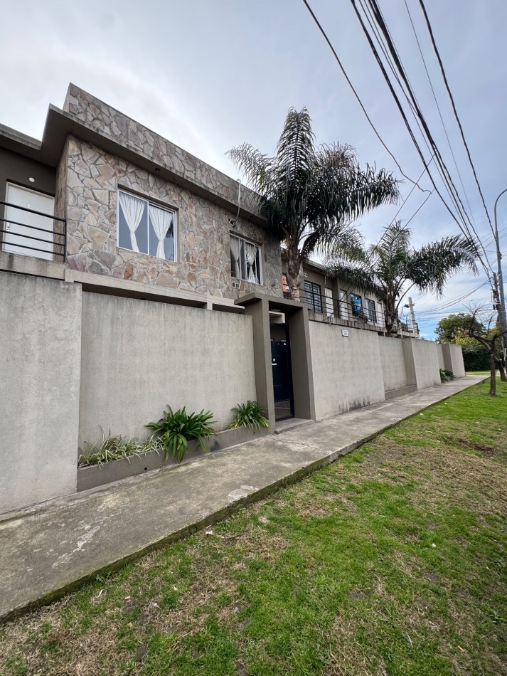DEPARTAMENTO 2 AMBIENTES CON PATIO Y COCHERA EN VENTA