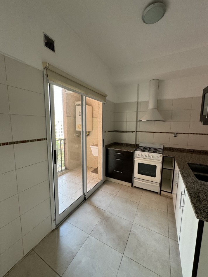 DEPARTAMENTO 2 AMBIENTES CON BALCON ,COCHERA Y BAULERA EN ALQUILER