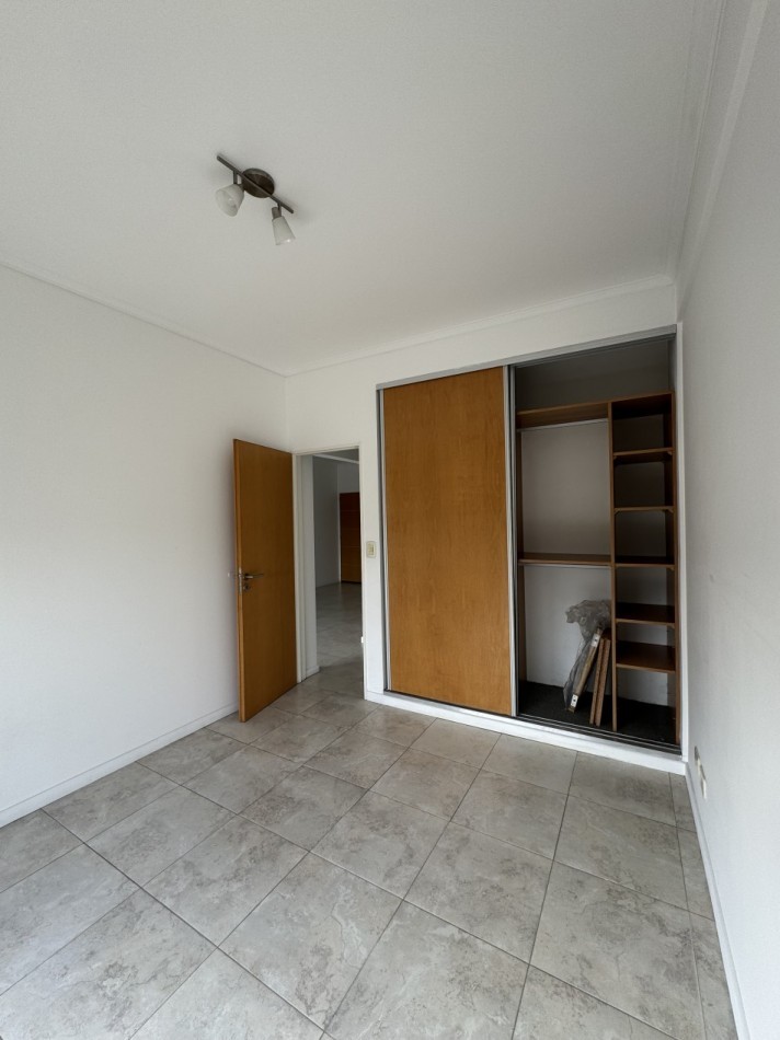 DEPARTAMENTO 2 AMBIENTES CON BALCON ,COCHERA Y BAULERA EN ALQUILER