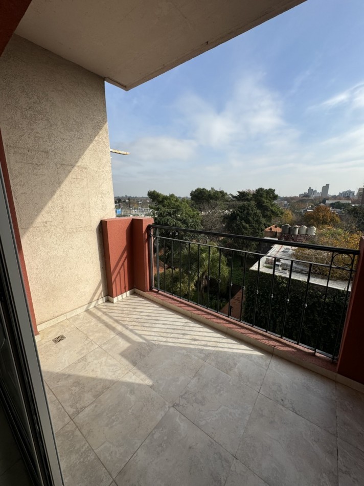 DEPARTAMENTO 2 AMBIENTES CON BALCON ,COCHERA Y BAULERA EN ALQUILER