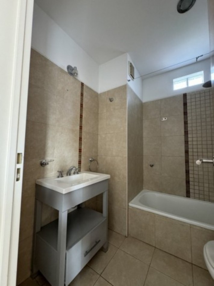 DEPARTAMENTO 2 AMBIENTES CON BALCON ,COCHERA Y BAULERA EN ALQUILER
