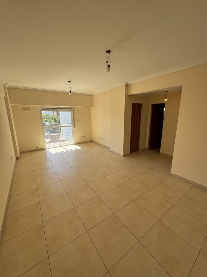 DEPARTAMENTO DOS AMBIENTES CON BALCON Y COCHERA CUBIERTA