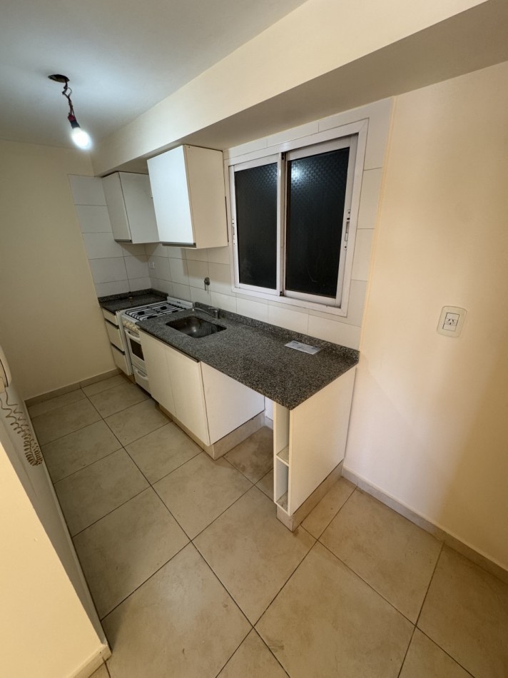 DEPARTAMENTO DOS AMBIENTES CON BALCON Y COCHERA CUBIERTA