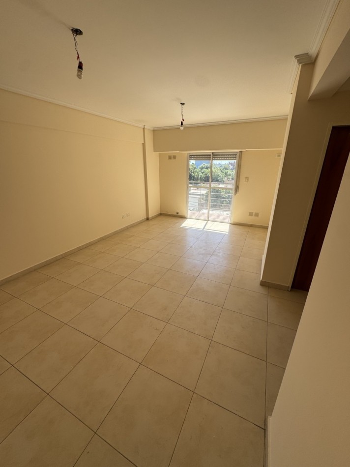 DEPARTAMENTO DOS AMBIENTES CON BALCON Y COCHERA CUBIERTA