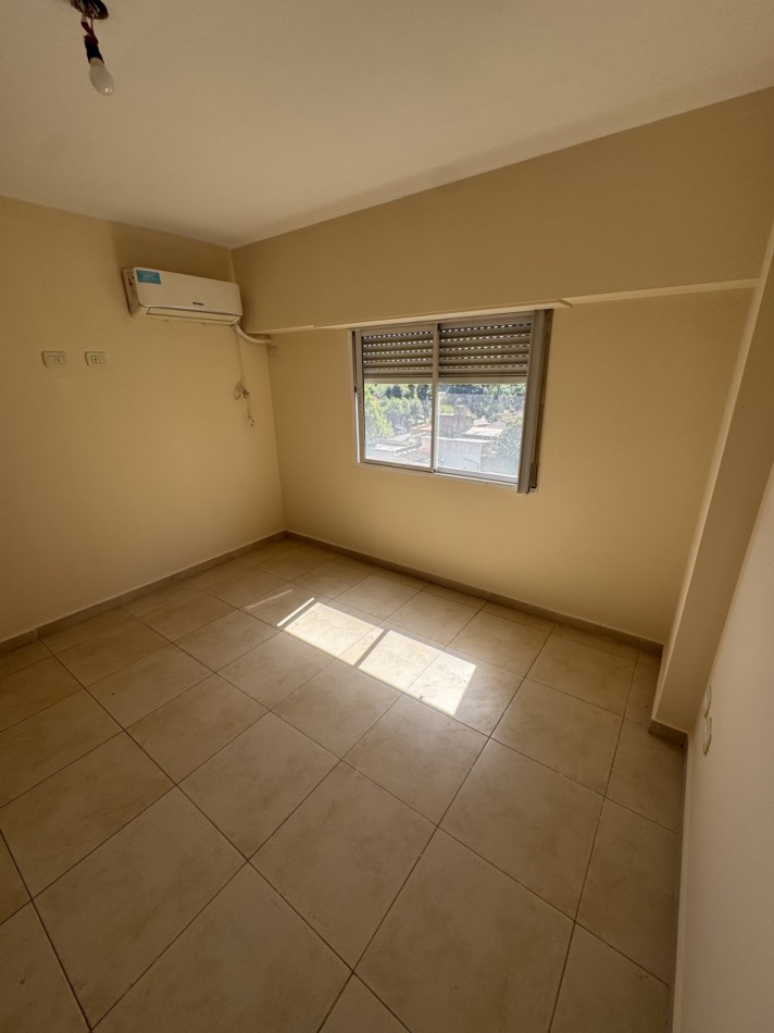 DEPARTAMENTO DOS AMBIENTES CON BALCON Y COCHERA CUBIERTA
