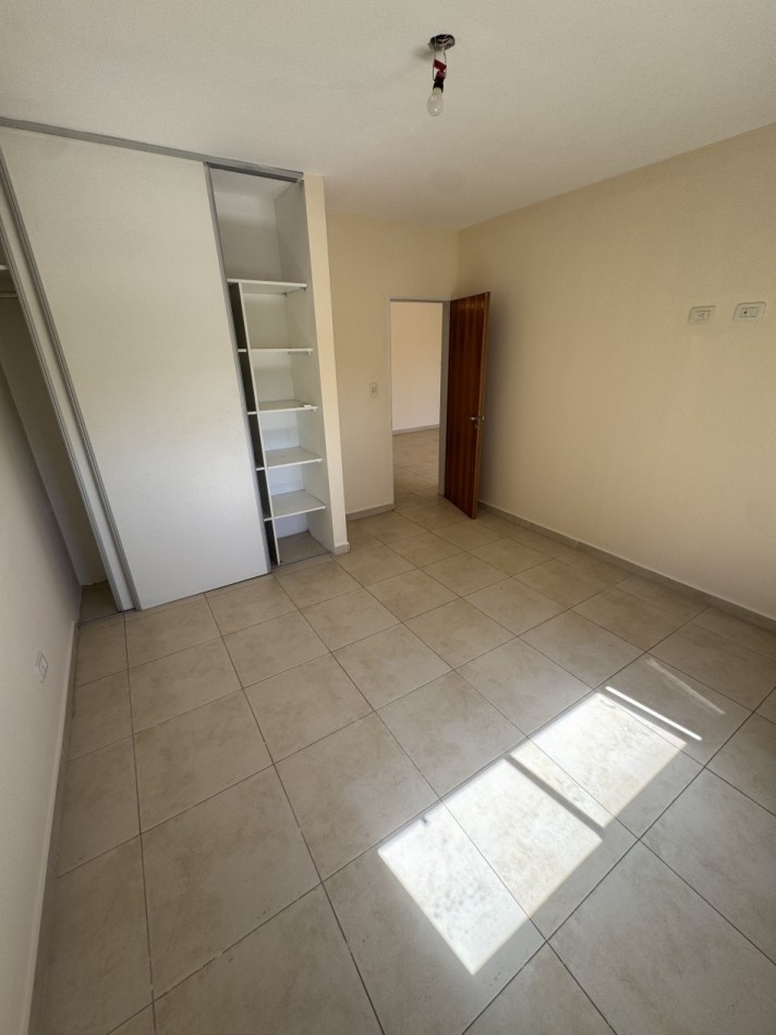 DEPARTAMENTO DOS AMBIENTES CON BALCON Y COCHERA CUBIERTA