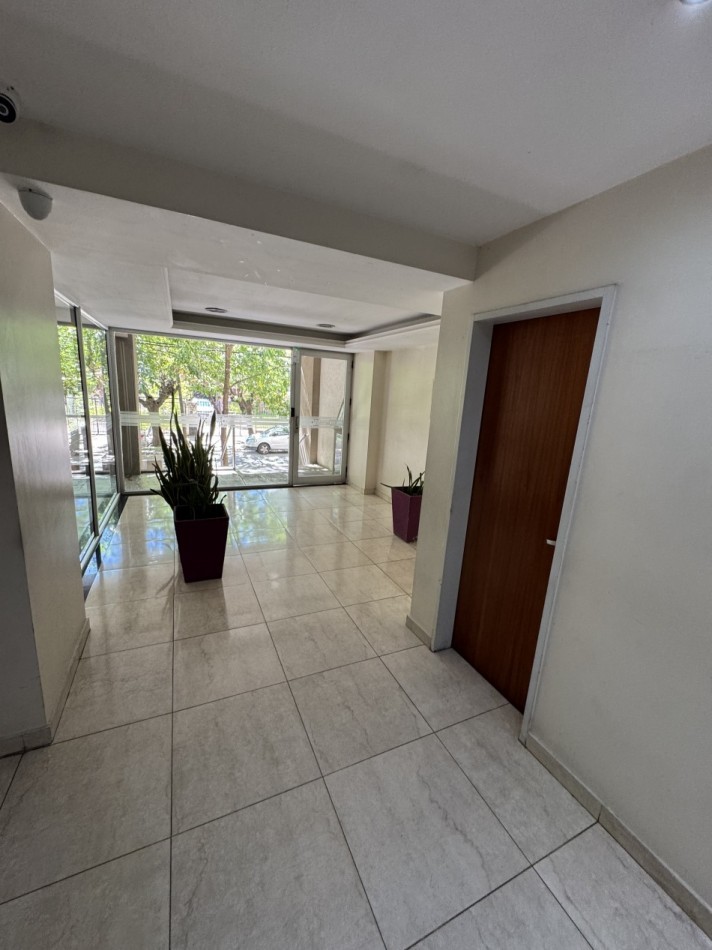 DEPARTAMENTO DOS AMBIENTES CON BALCON Y COCHERA CUBIERTA