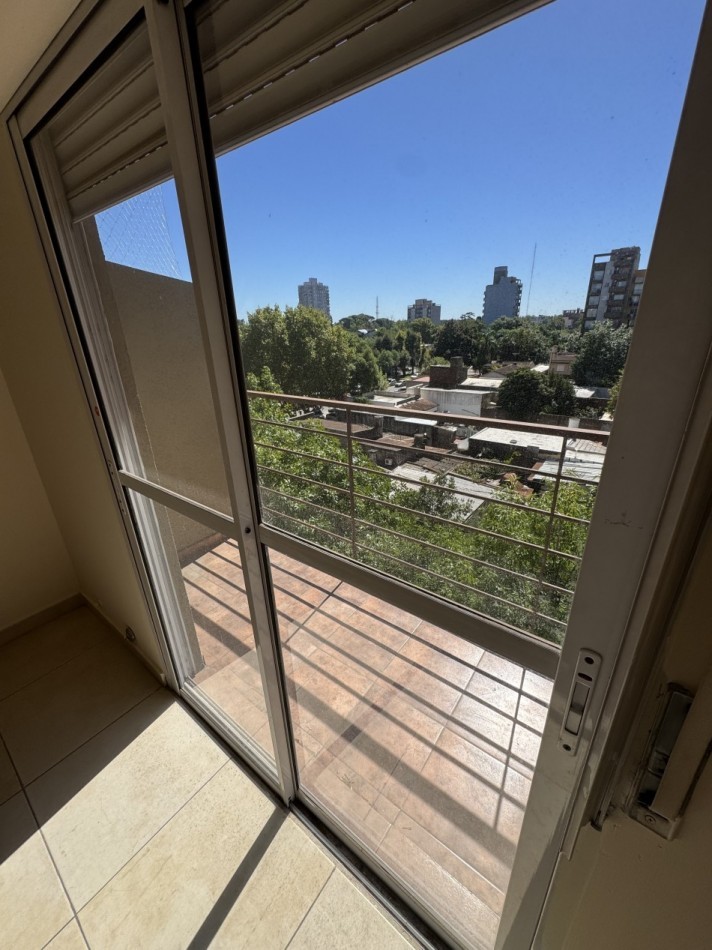 DEPARTAMENTO DOS AMBIENTES CON BALCON Y COCHERA CUBIERTA