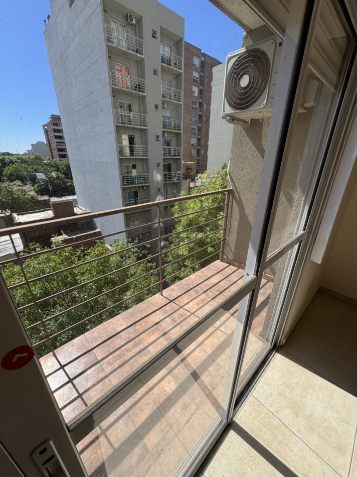DEPARTAMENTO DOS AMBIENTES CON BALCON Y COCHERA CUBIERTA