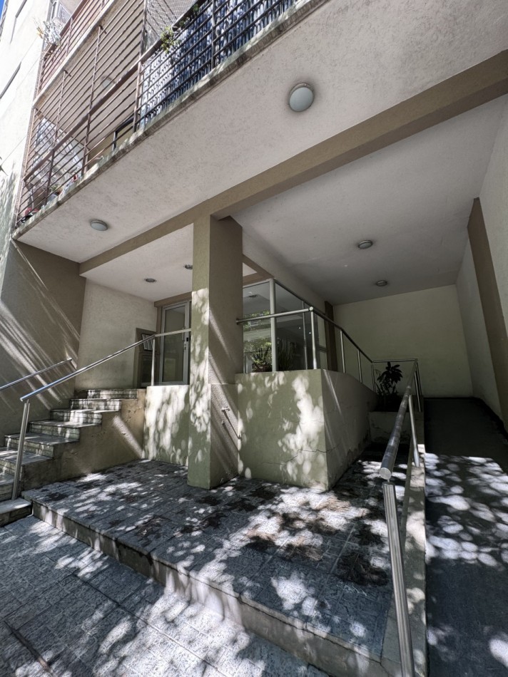 DEPARTAMENTO DOS AMBIENTES CON BALCON Y COCHERA CUBIERTA