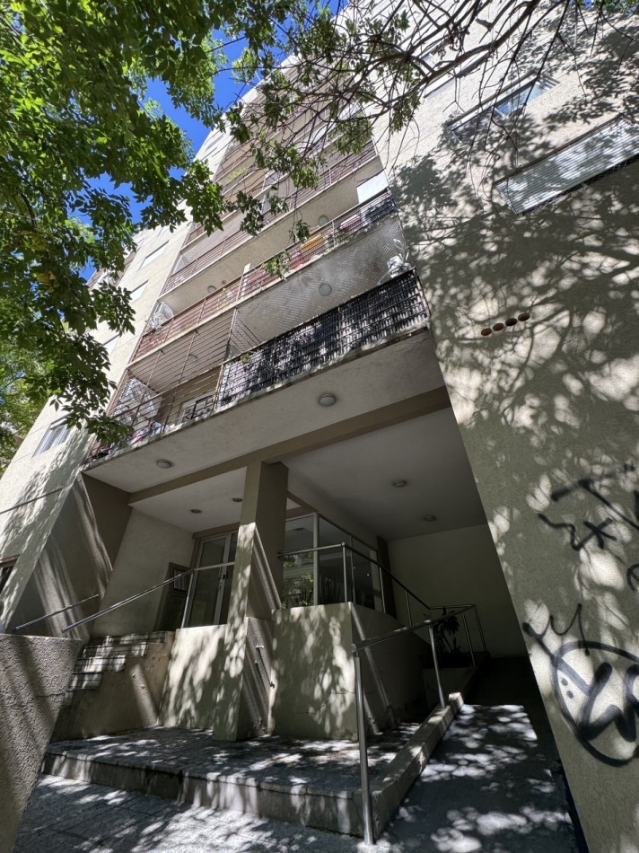 DEPARTAMENTO DOS AMBIENTES CON BALCON Y COCHERA CUBIERTA