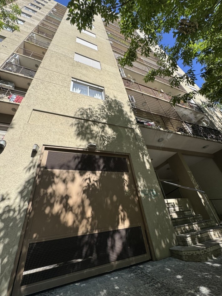 DEPARTAMENTO DOS AMBIENTES CON BALCON Y COCHERA CUBIERTA