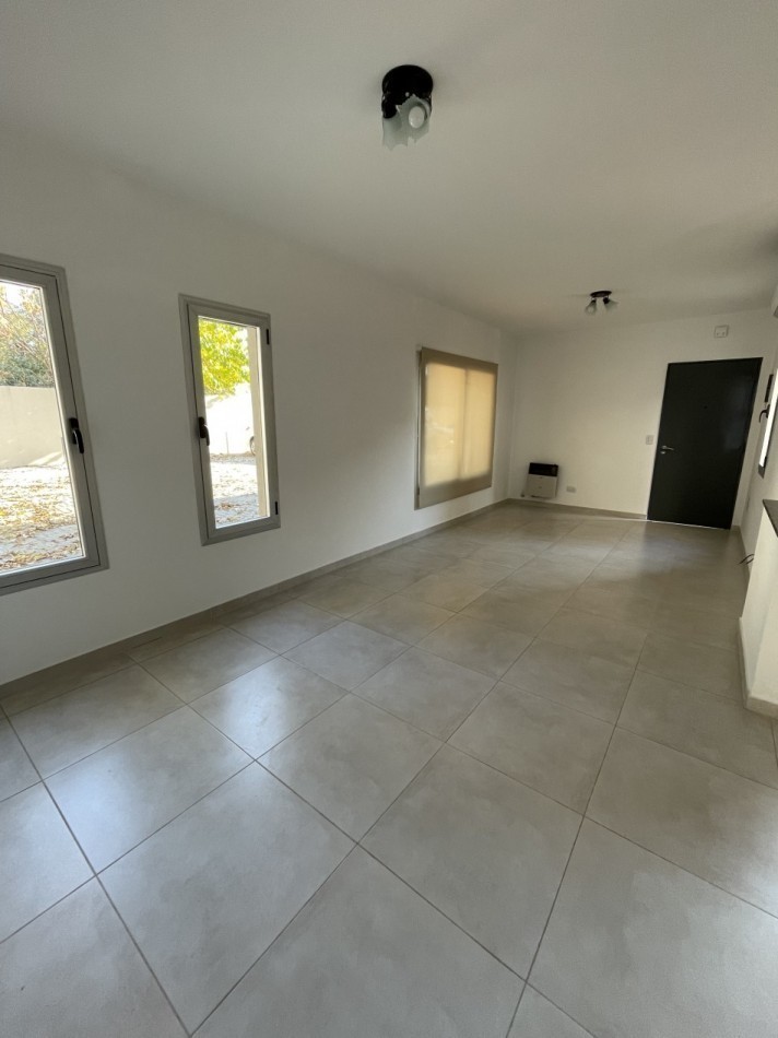 DUPLEX CON PATIO PROPIO Y PARRILLA EN COMPLEJO DE CATEGORIA 