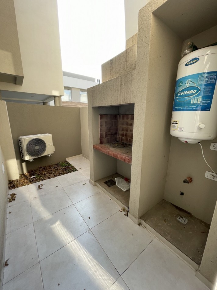 DUPLEX CON PATIO PROPIO Y PARRILLA EN COMPLEJO DE CATEGORIA 