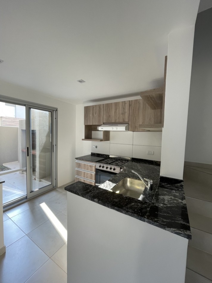 DUPLEX CON PATIO PROPIO Y PARRILLA EN COMPLEJO DE CATEGORIA 