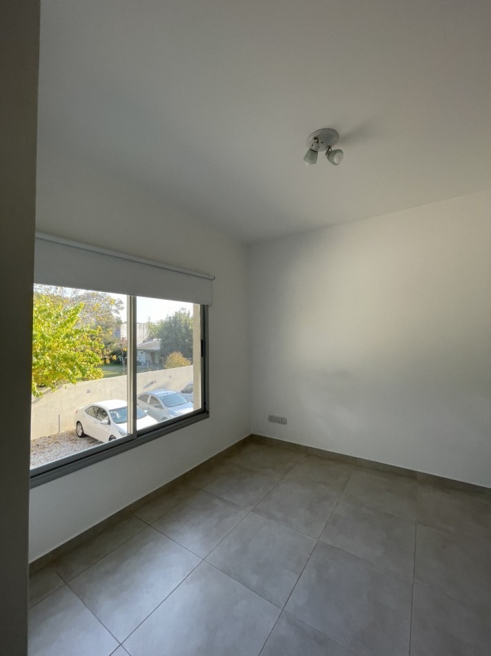 DUPLEX CON PATIO PROPIO Y PARRILLA EN COMPLEJO DE CATEGORIA 