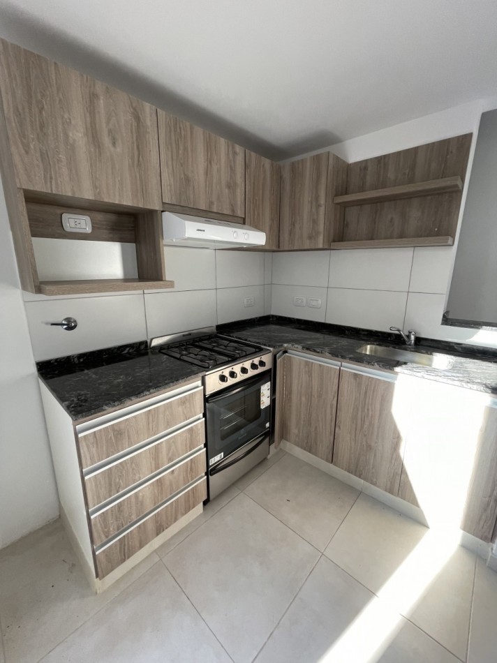 DUPLEX CON PATIO PROPIO Y PARRILLA EN COMPLEJO DE CATEGORIA 