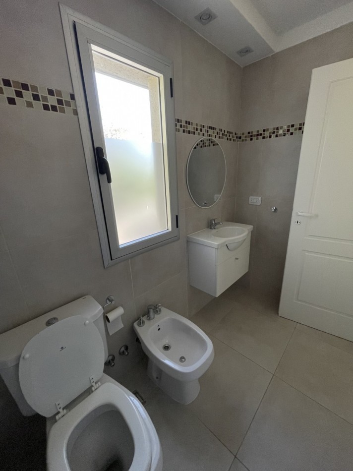 DUPLEX CON PATIO PROPIO Y PARRILLA EN COMPLEJO DE CATEGORIA 