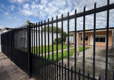 CASA CON JARDIN AL FRENTE CON ENTRADA DE AUTO Y QUINCHO