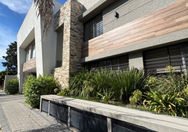 DUPLEX CON PATIO PROPIO Y PARRILLA EN COMPLEJO DE CATEGORIA 