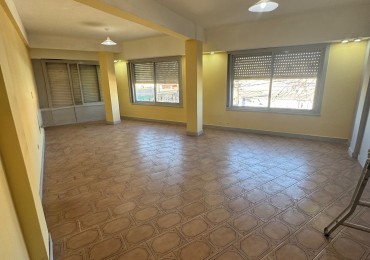 OFICNA PARA USO PROFESIONAL EN EL CENTRO COMERCIAL DE JOSE C PAZ, FRENTE A ESTACION 
