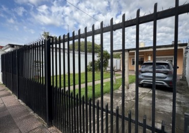 CASA CON JARDIN AL FRENTE CON ENTRADA DE AUTO Y QUINCHO